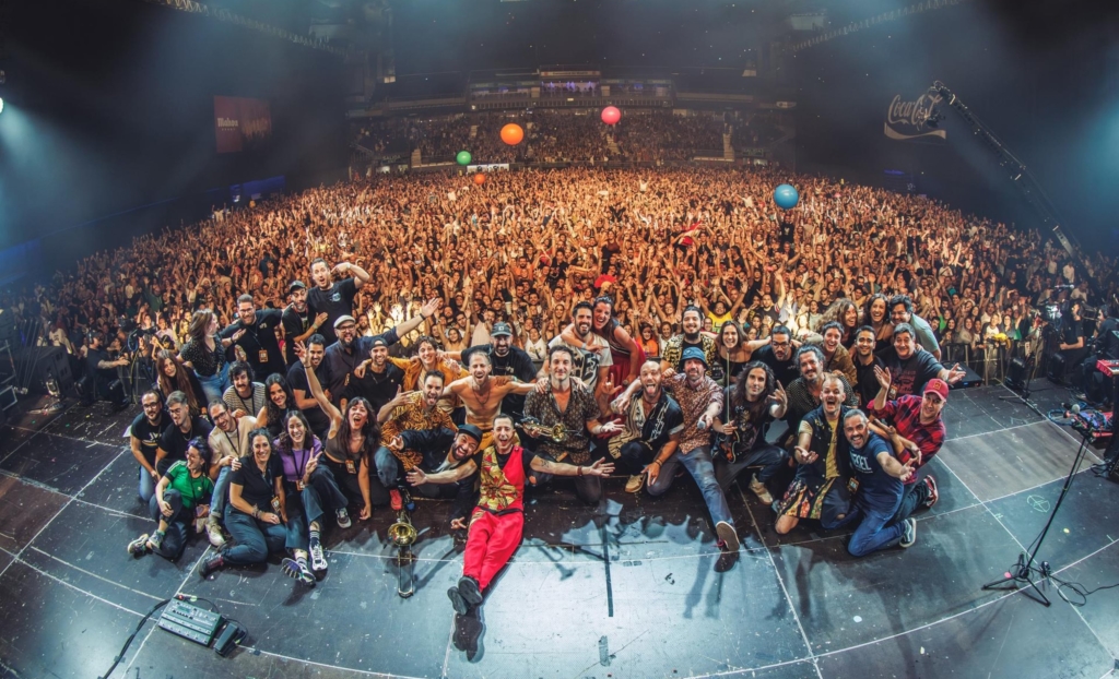 La Pegatina triunfa en su 20 aniversario en el WiZink Center de Madrid